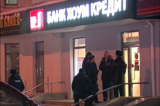 В Екатеринбурге человек с обрезом и в маске ограбил банк