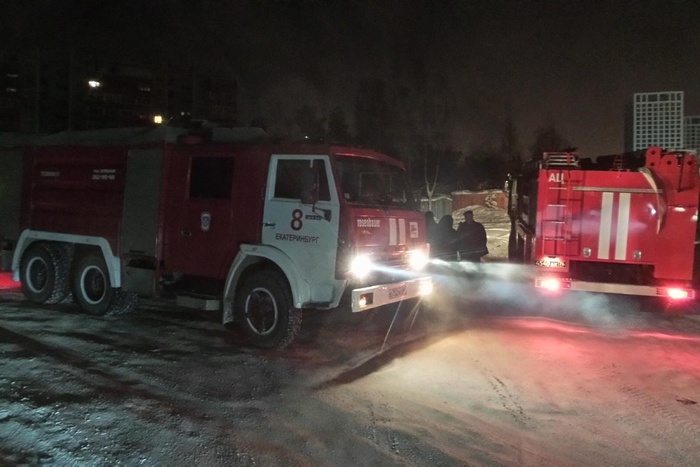 Ночью спасатели эвакуировали 30 человек из военного общежития на Щербакова