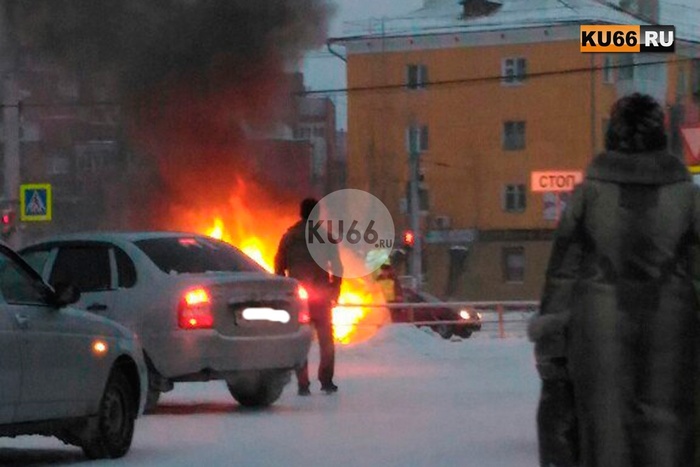 «Лада» вспыхнула на перекрестке в Каменске-Уральском. Тушили снегом