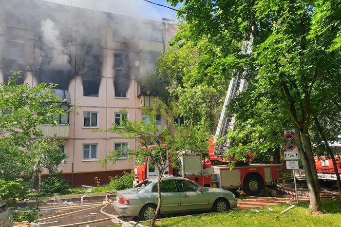 В Москве в жилом доме произошел «хлопок газа»: горят четыре квартиры