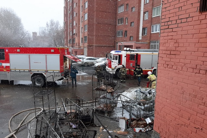 Всю улицу заволокло дымом: в Екатеринбурге на Куйбышева загорелся «Верный»