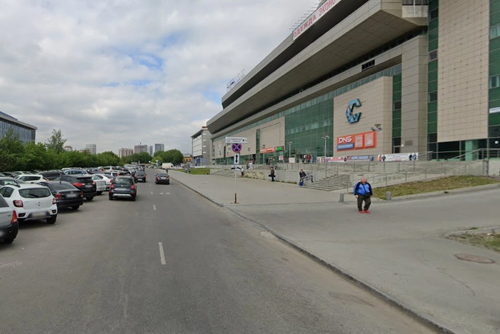 В Екатеринбурге у железнодорожного вокзала перекрыли блоками улицу и парковку