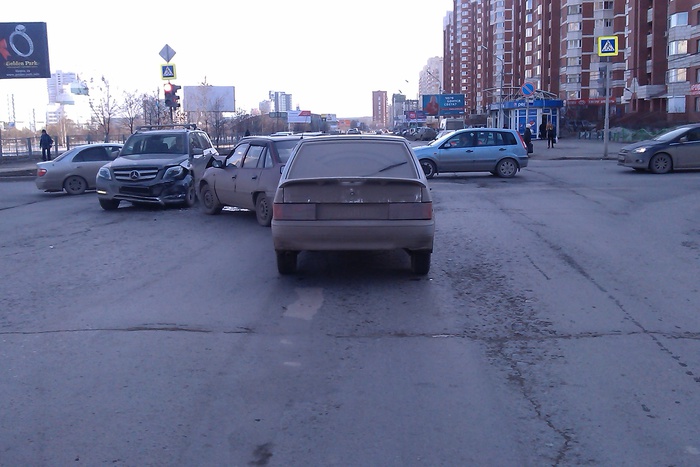В Екатеринбурге столкнулась «Нексия» и «Мерседес»: пострадала девочка-пассажир