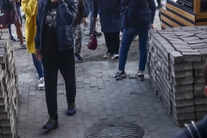 Екатеринбуржцы сообщают, что с тротуаров на Ленина сняли добротную плитку