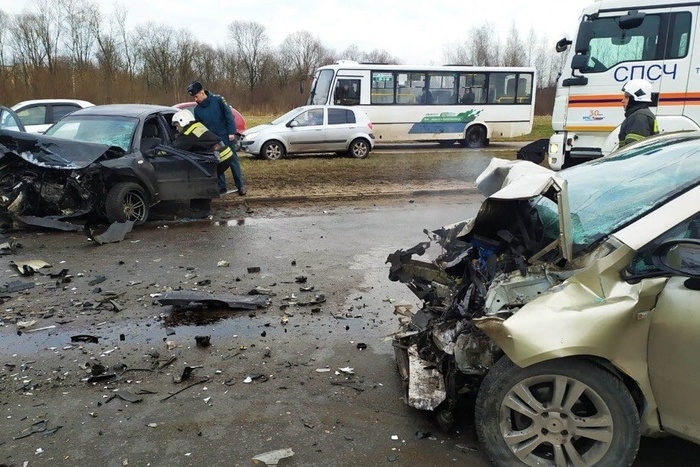 Водитель погиб в лобовом столкновении в Твери, попав колесом в яму на дороге