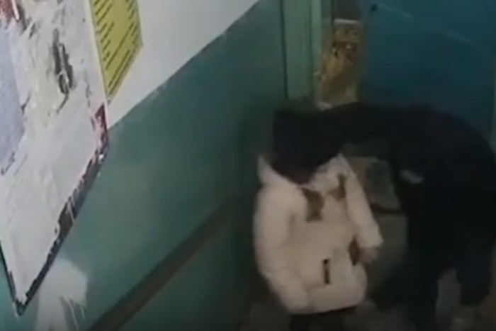 В Нижневартовске арестовали мужчину, напавшего в подъезде на 11-летнюю девочку — видео