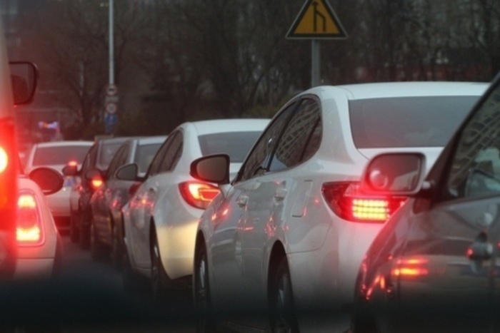 В Екатеринбург возвращаются гигантские пробки и высокие цены на поездки в такси