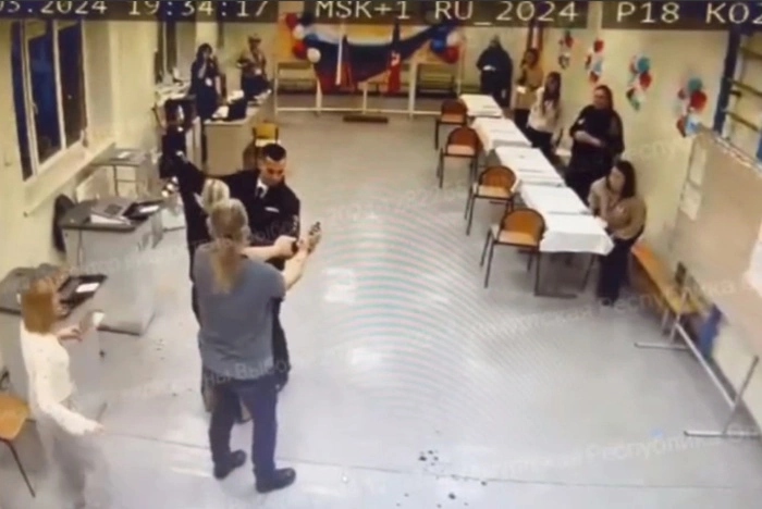 В Удмуртии член УИК пыталась залить зеленкой КОИБ (ВИДЕО)