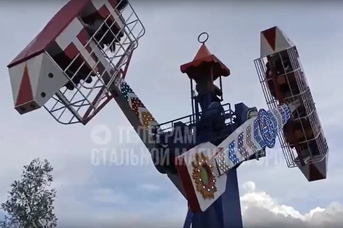 На Урале застрял аттракцион с повисшими вниз головами людьми