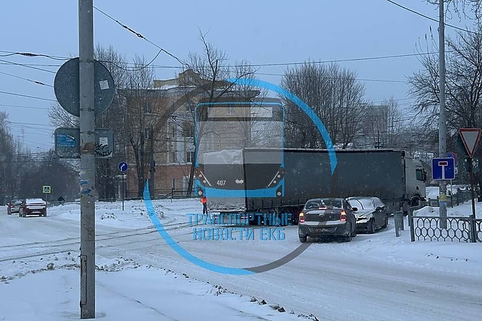 Застрявшая на рельсах фура заблокировала движение трамваев в Екатеринбурге