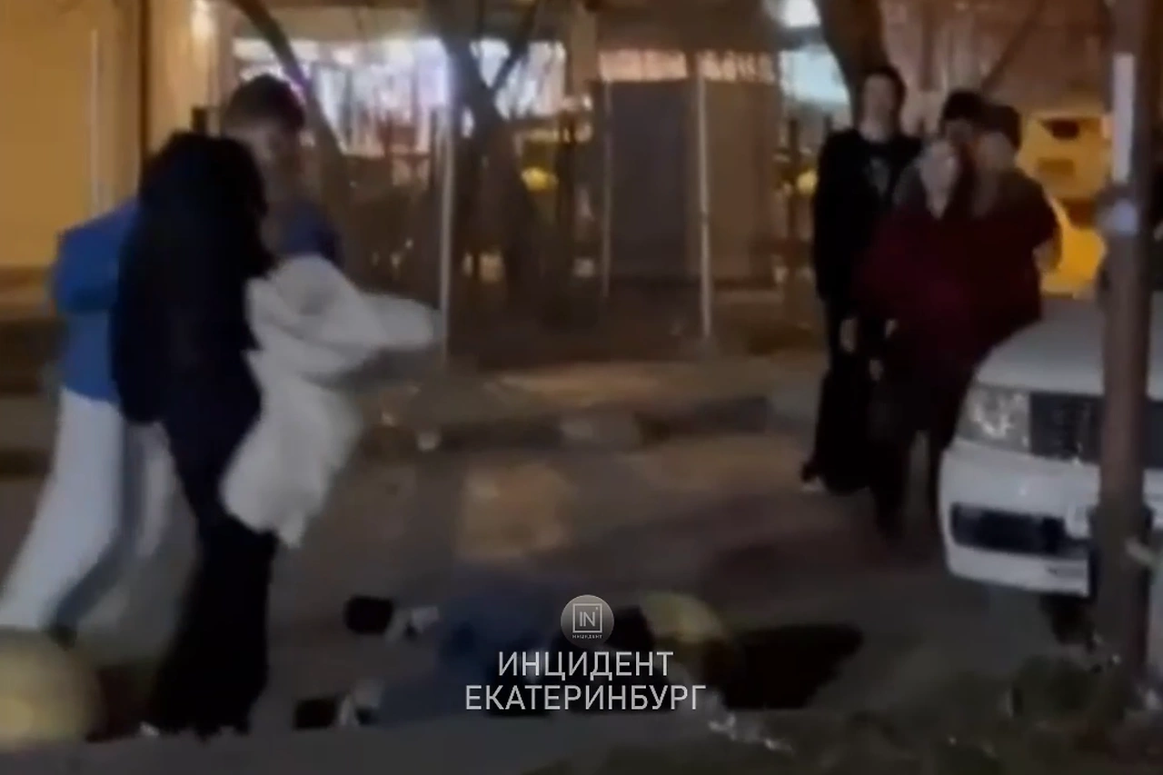 В центре Екатеринбурга девушка напала на знакомую из-за парня