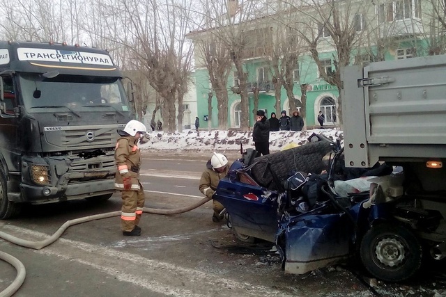 Два тягача в Свердловской области раздавили легковушку, три человека погибли