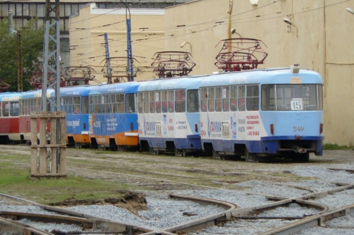 В Екатеринбурге трамвай в лобовую столкнулся с микроавтобусом