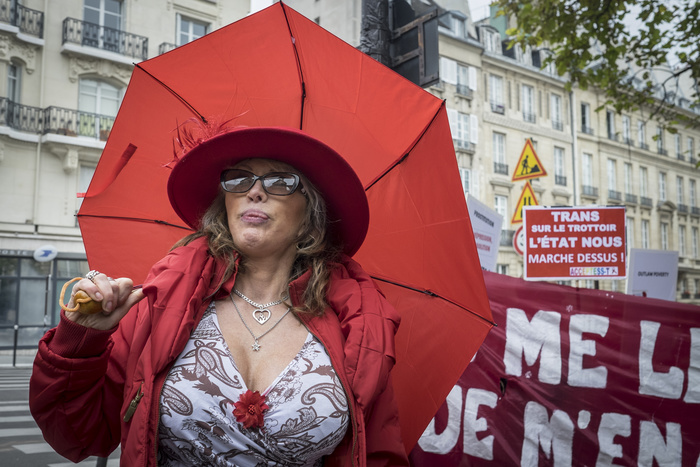 По центру Парижа промаршировали проститутки