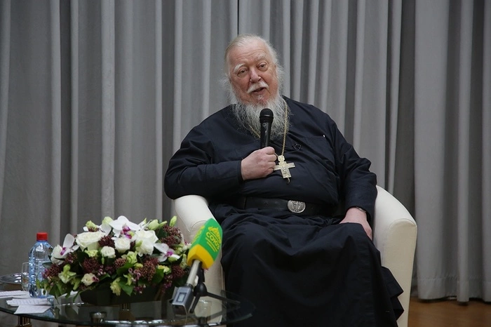 Священник — о молодежи: «в каждом ухе наушничек, идет бедненький, да еще с крашеными волосиками»