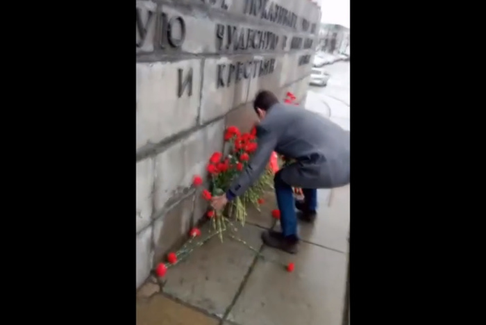 Православные активисты выкинули цветы, которые в Екатеринбурге принесли к памятнику Ленина