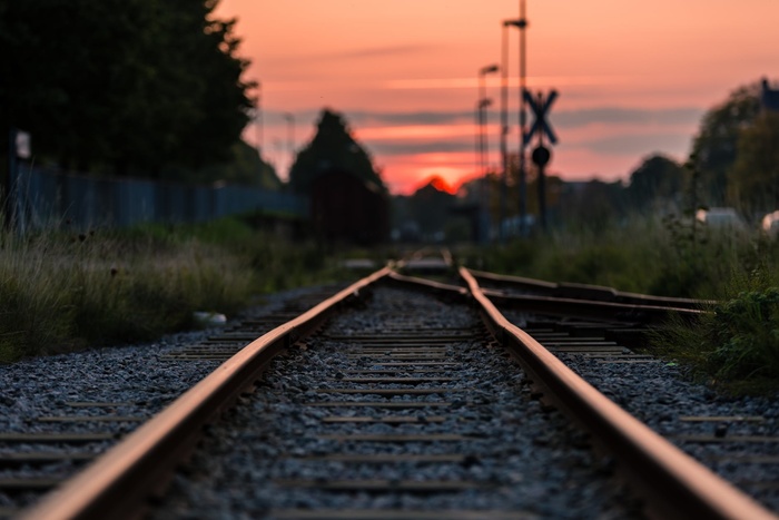 Решила перейти на красный: в Свердловской области пенсионерку насмерть сбил поезд