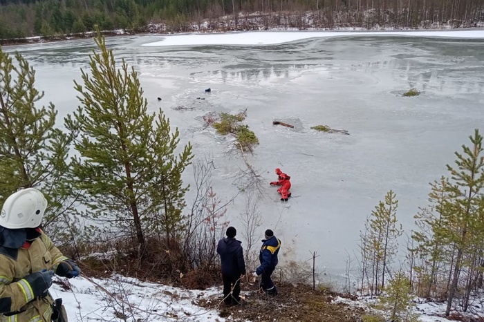В Свердловской области рыбаки провалились под лёд: один утонул
