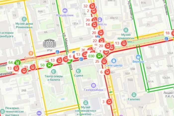 В центре Екатеринбурга встали трамваи