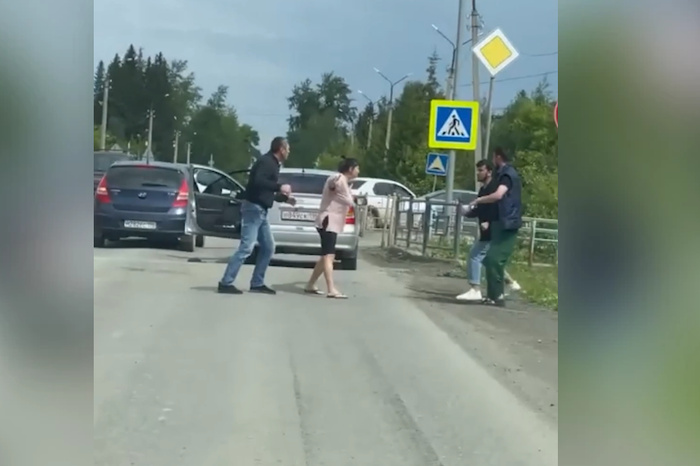 Свердловские водители устроили разборки и драку прямо на дороге