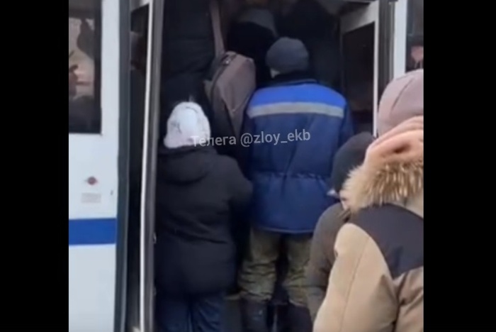 Екатеринбуржцы рассказали об утреннем коллапсе с общественным транспортом на ЖБИ