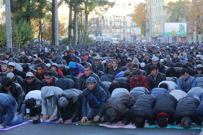 Мусульмане Екатеринбурга отмечают религиозный праздник Курбан-байрам