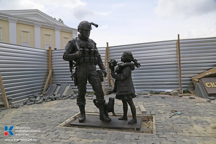 В Крыму открыли памятник «Вежливым людям»