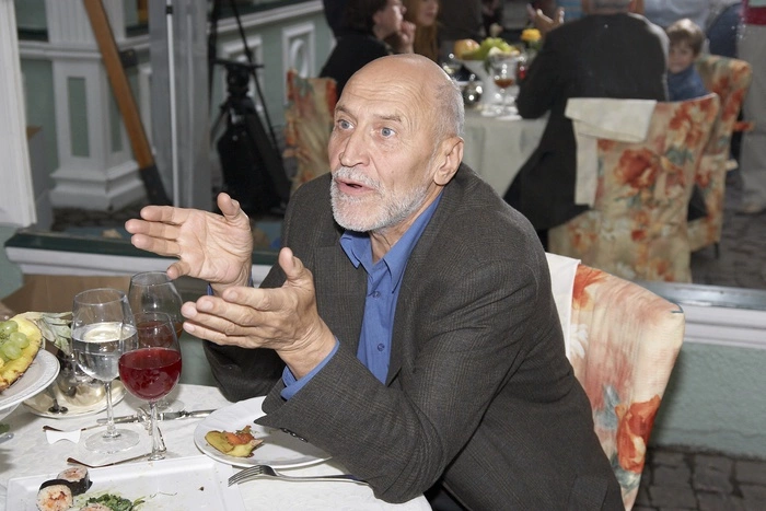 Телеведущий Николай Дроздов перепутал педали и сбил свою соседку