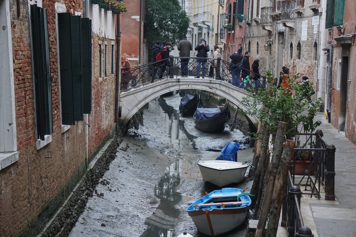 В Венеции из-за обмеления каналов приостановлено катание на гондолах