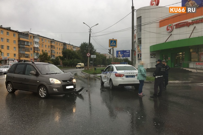 Hyundai протаранил новенький автомобиль ДПС в Каменске-Уральском