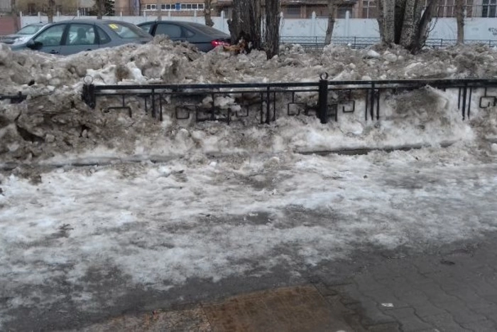 Кого накажут за уборку снега на Студенческой