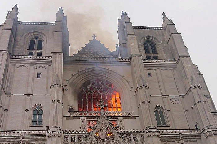Во Франции загорелся готический собор XV века