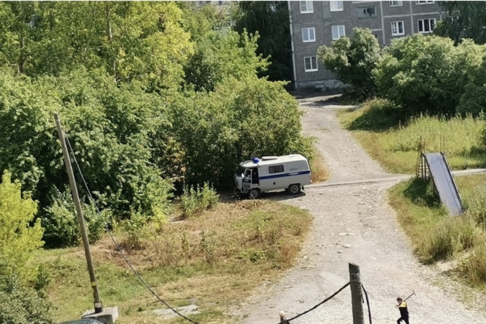 В Свердловкой области мужчина умер во дворе дома посреди детской площадки