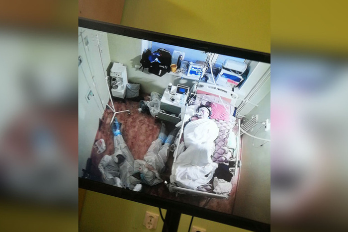Фото дня: медики уснули на полу, продежурив всю ночь у кровати тяжелобольного пациента с коронавирусом