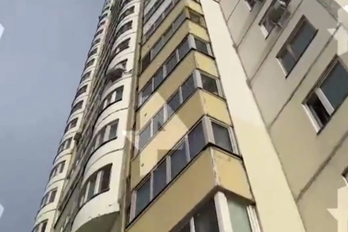 Несовершеннолетняя девочка выпала с 22 этажа, не получив серьёзных травм