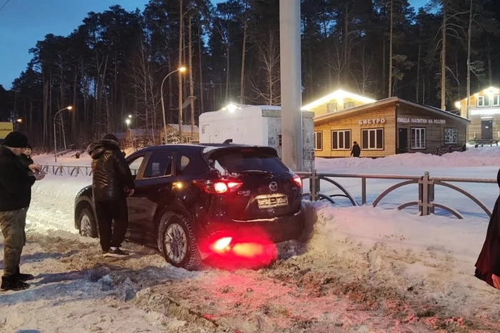 В Академическом автохам застрял на трамвайных путях, задержав движение транспорта