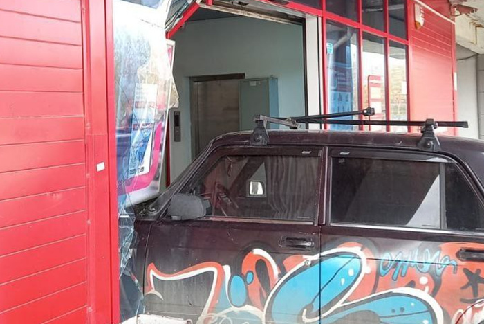 В Екатеринбурге водитель заехал в «Магнит» сразу на машине