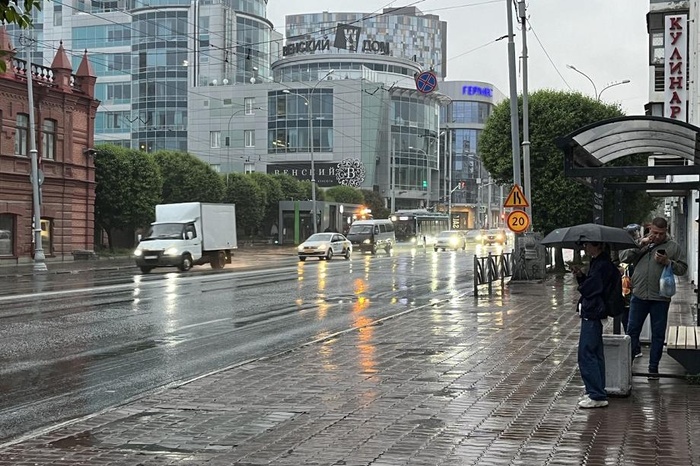 В Екатеринбурге кран снес трамвайную остановку «Кировградская»