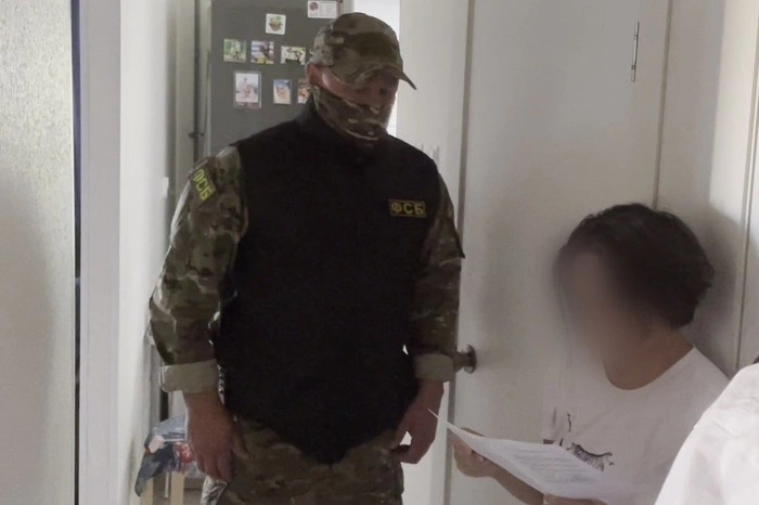 Опубликовали видео задержания чиновницы, работающей в мэрии Екатеринбурга. Её подозревают в мошенничестве