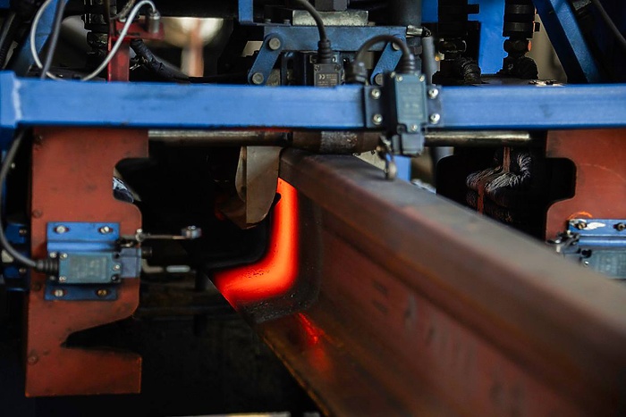 Для нового сверхскоростного поезда, разработанного под Екатеринбургом, начали изготавливать рельсы