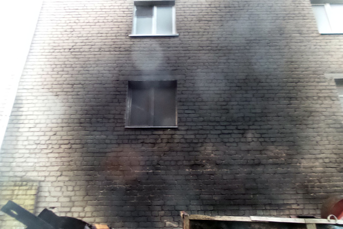 Магазинный пристрой к жилому дом сгорел в Екатеринбурге