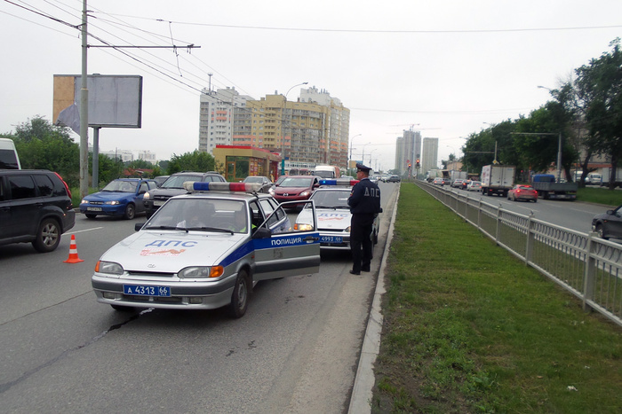 Skoda Fabia сбила вышедшего из-за машины мужчину на Новокольцовской трассе