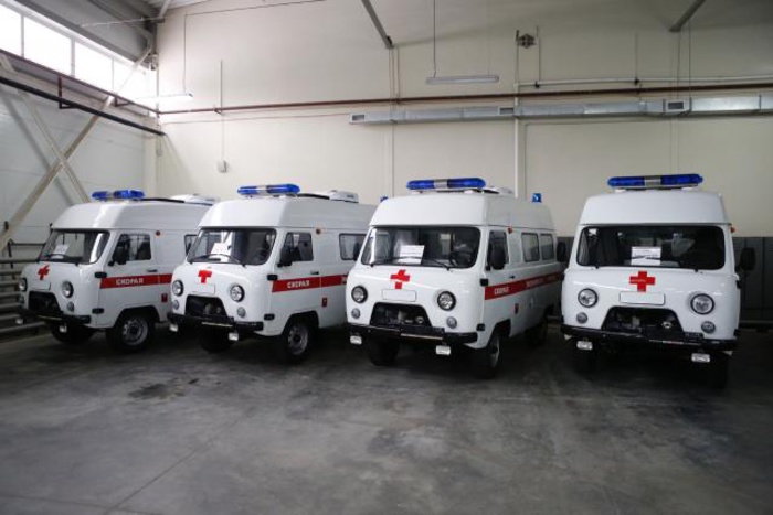 Губернатор передал областным больницам еще 14 машин скорой помощи