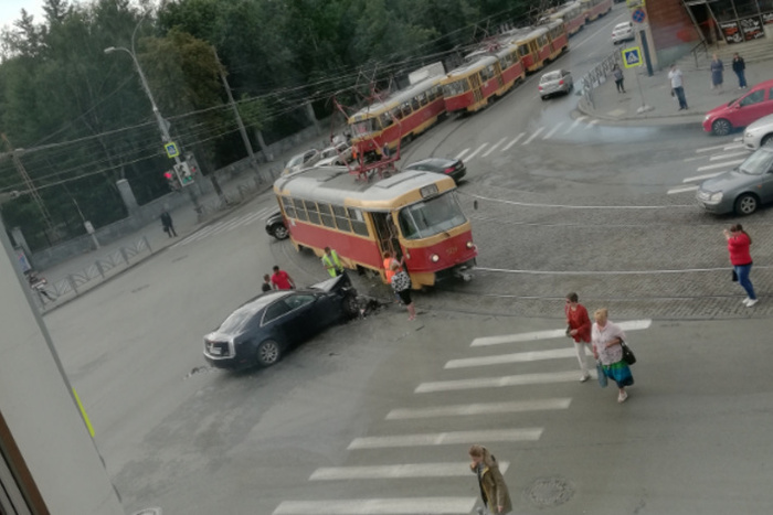 Cadillac въехал в трамвай в центре Екатеринбурга