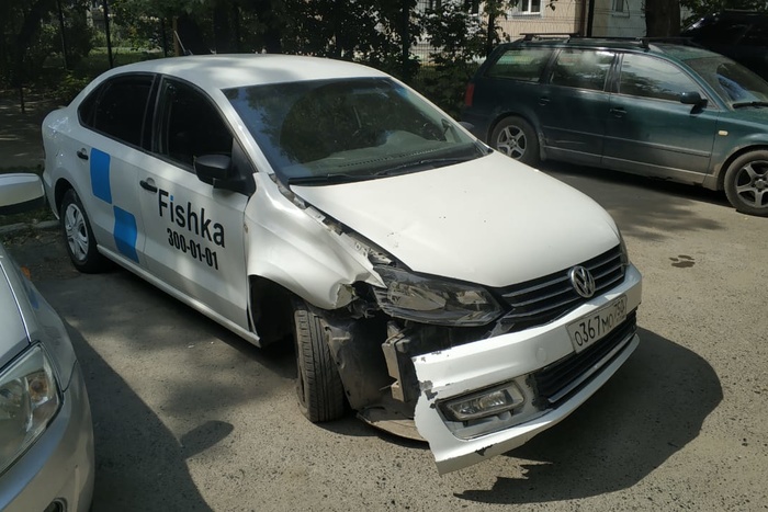 В Екатеринбурге пассажир выскочил на ходу, чтобы спастись от пьяного таксиста (видео)