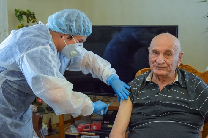 Свердловским пенсионерам начнут платить за прививку от коронавируса