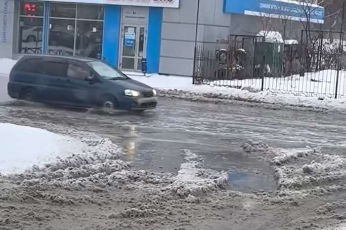 В Екатеринбурге затопило сразу несколько улиц из-за коммунальной аварии
