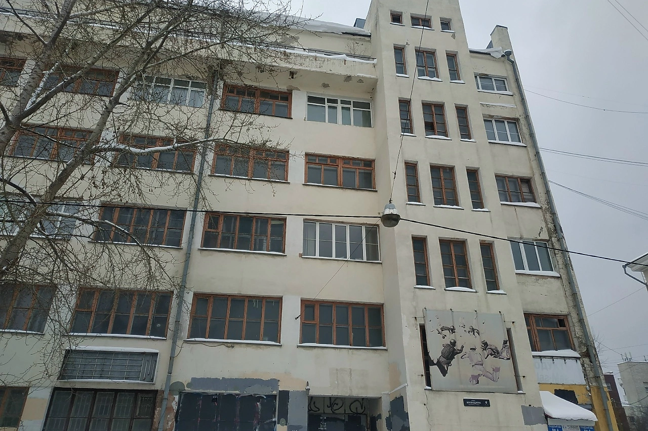 В самом центре Екатеринбурге появилось чье-то жилье в морском контейнере (ФОТО)
