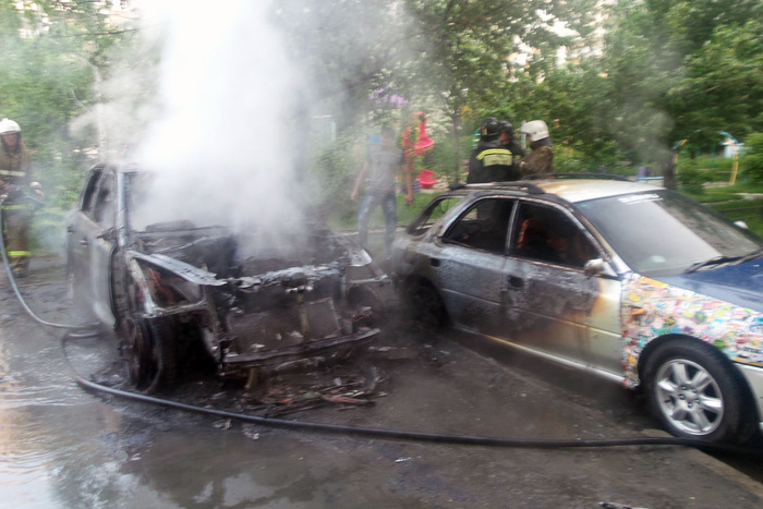 Две иномарки сгорели ранним утром во дворе дома по улице Ак. Шварца
