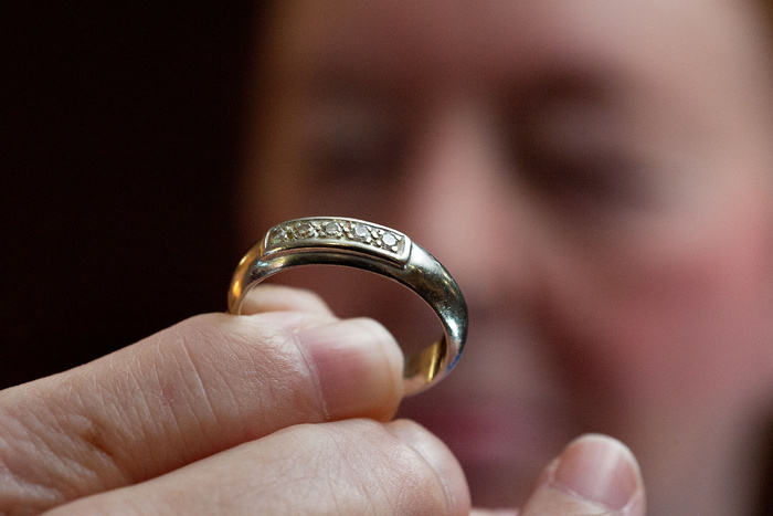 Житель Китая расплатился за обручальное кольцо 150 килограммами монет